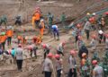BNPB Berhasil Identifikasi 20 Korban Longsor Cisarua 26 Tim SAR gabungan mengevakuasi korban bencana tanah longsor yang ditemukan di Desa Pasirlangu, Cisarua, Kabupaten Bandung Barat, Jawa Barat, Senin, 26 Januari 2026. (BNPB)