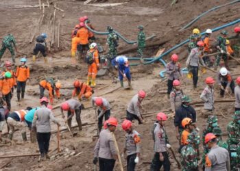 BNPB Berhasil Identifikasi 20 Korban Longsor Cisarua 25 Tim SAR gabungan mengevakuasi korban bencana tanah longsor yang ditemukan di Desa Pasirlangu, Cisarua, Kabupaten Bandung Barat, Jawa Barat, Senin, 26 Januari 2026. (BNPB)