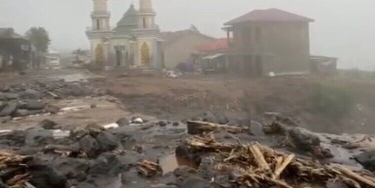 Kondisi Desa Penakir, Kecamatan Pulosari, Kabupaten Pemalang, di lereng Gunung Slamet usai diterjang banjir bandang, Sabtu, 24 Januari 2026. (Facebook Riyanti Silla/Lingkarjateng.id)