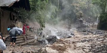Petaka Banjir Bandang Terjang 4 Daerah di Wilayah Lereng Gunung Slamet 18 Kondisi pancuran 13 di Wisata Guci, Kabupaten Tegal, diterjang banjir banding dari hulu Gunung Slamet, Jumat, 23 Januari 2026. (Facebook Samsul Aziz/Lingkarjateng.id)