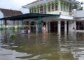 Kondisi banjir merendam masjid di Dukuh Kedung Banteng, Desa Wonorejo, Kecamatan Karanganyar, Kabupaten Demak. (M. Burhanuddin Aslam/Lingkarjateng.id)