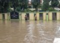 Banjir menggenangi kawasan sekolah di Desa Pegulon, Kecamatan/Kabupaten Kendal pada Kamis, 15 Januari 2026. (Anik Kustiani/Lingkarjateng.id)