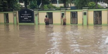 Banjir menggenangi kawasan sekolah di Desa Pegulon, Kecamatan/Kabupaten Kendal pada Kamis, 15 Januari 2026. (Anik Kustiani/Lingkarjateng.id)