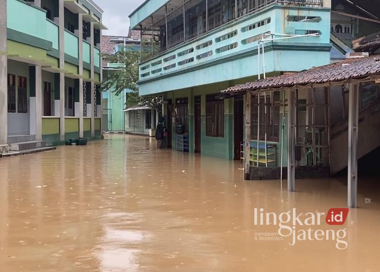 Hujan Deras Picu Banjir dan Longsor di Kudus, 14.143 Warga Terdampak 25 Rumah warga Desa Jojo, Kecamatan Mejobo, Kabupaten Kudus, terendam banjir, Sabtu, 10 Januari 2026. (Mohammad Fahtur Rohman/Lingkarjateng.id)