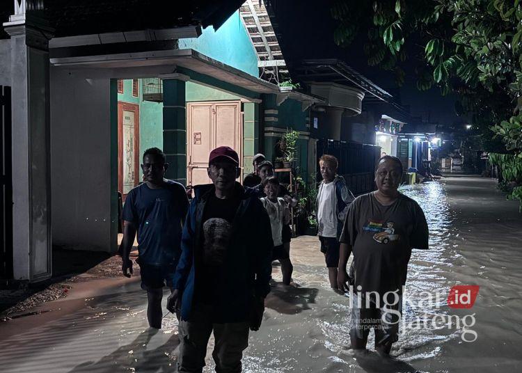 Banjir di Pamotan Rembang Rendam Jalan hingga Permukiman Warga 25 Area permukiman warga tergenang banjir di Desa/Kecamatan Pamotan, Kabupaten Rembang pada Kamis, 8 Januari 2026 malam. (Vicky Rio/Lingkarjateng.id)