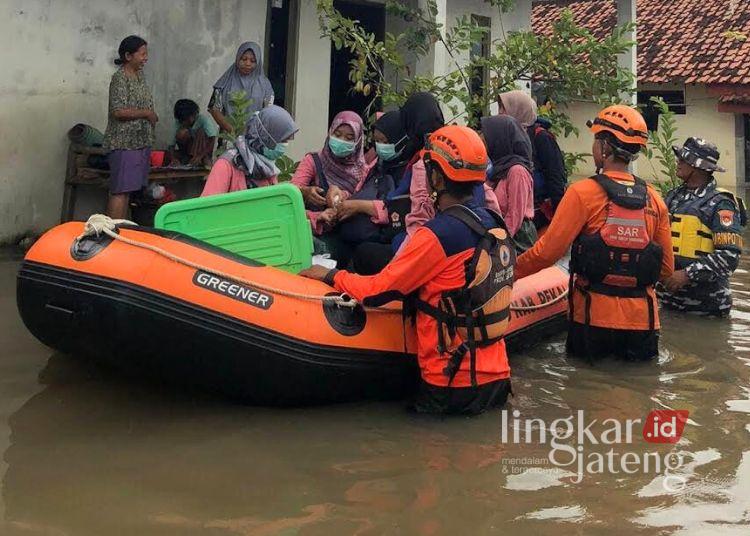 Banjir di Pekalongan Belum Surut, 1.704 Warga Masih Mengungsi 25 Tim BPBD Kabupaten Pekalongan bersama petugas Puskesmas Tirto 2 patroli sekaligus memantau di sejumlah wilayah terendam banjir, Selasa, 27 Januari 2026. (Fahri Akbar/Lingkarjateng.id)