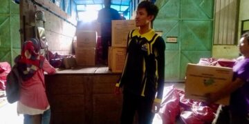 Tim relawan menaikkan bantuan logistik ke atas truk untuk disalurkan ke daerah terdampak banjir di Jawa Tengah. (Rizky Syahrul Al-Fath/Lingkarjateng.id)
