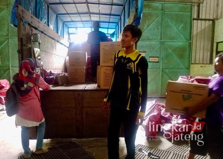 Pemprov Jateng Salurkan Bantuan Logistik ke Empat Daerah Terdampak Banjir 25 Tim relawan menaikkan bantuan logistik ke atas truk untuk disalurkan ke daerah terdampak banjir di Jawa Tengah. (Rizky Syahrul Al-Fath/Lingkarjateng.id)