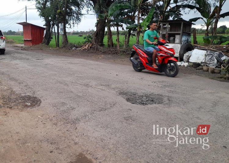 Banyak Jalan Berlubang di Kendal Imbas Cuaca Ekstrem, Perbaikan Masih Bertahap 25 Pengguna kendaraan bermotor melintas di pertigaan Karanganom menuju Rowosari, Kecamatan Weleri, Kabupaten Kendal. (Anik Kustiani/Lingkarjateng.id)