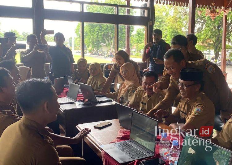 Baru 40 Persen Pejabat di Kudus yang Mengisi LHKPN 25 Bupati Kudus, Sam’ani Intakoris (kedua kanan) meninjau langsung helpdesk LHKPN di Pendapa Kudus pada Senin, 5 Januari 2026. (Fahtur Rohman/Lingkarjateng.id)