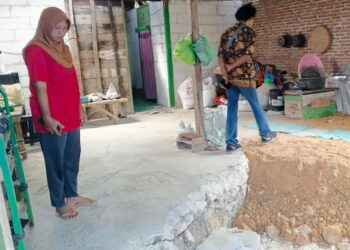 Salah satu rumah terdampak fenomena tanah ambles di Desa Buluroto, Kecamatan Banjarejo, Kabupaten Blora, Senin, 5 Januari 2026. (Eko Wicaksono/Lingkarjateng.id)