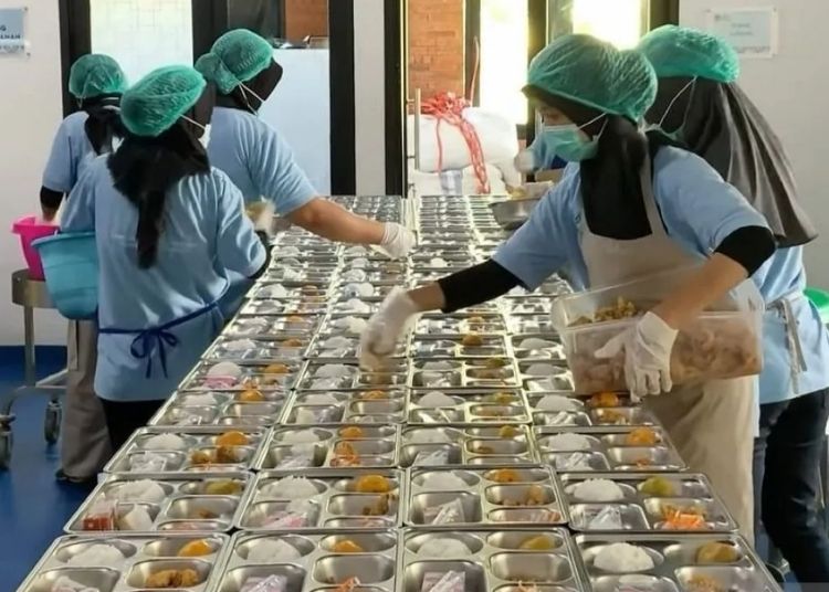 Benarkah Pegawai SPPG Diangkat Jadi PPPK? Ini Kata BGN 25 Petugas Satuan Pelayanan Pemenuhan Gizi (SPPG) Warungkiara 2 Kabupaten Sukabumi, Jawa Barat, menyiapkan sajian Program Makan Bergizi Gratis (MBG). (Antara/Lingkarjateng.id)