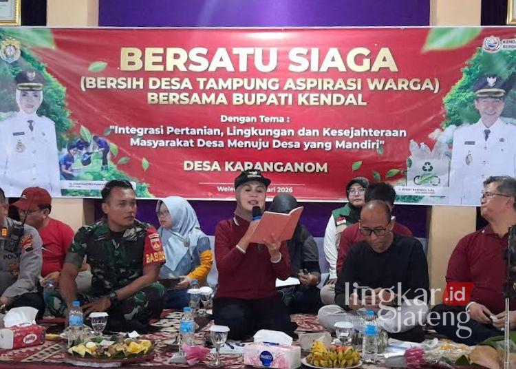 Bersatu Siaga di Karanganom, Bupati Kendal Soroti Masalah Sampah 25 Bupati Kendal, Dyah Kartika Permanasari, saat kegiatan Bersatu Siaga di Desa Karanganom, Kecamatan Weleri pada Jumat, 30 Januari 2026. (Anik Kustiani/Lingkarjateng.id)