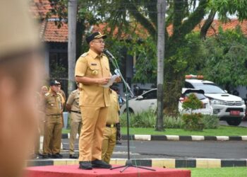 Bupati Batang, M. Faiz Kurniawan, saat memberi arahan dalam apel apel pagi perdana ASN di Halaman Pendopo Kabupaten Batang, Senin, 5 Januari 2026. (Humas Pemkab Batang/Lingkarjateng.id)