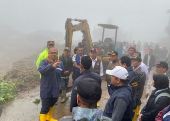 Bupati Batang, M. Faiz Kurniawan, saat meninjau lokasi longsor di Dukuh Rejosari, Desa Pranten, Kecamatan Bawang, Kabupaten Batang, Rabu, 28 Januari 2026. (Humas Pemkab Batang/Lingkarjateng.id)