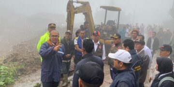 Pemkab Batang Akan Relokasi Warga Terdampak Longsor Pranten 11 Bupati Batang, M. Faiz Kurniawan, saat meninjau lokasi longsor di Dukuh Rejosari, Desa Pranten, Kecamatan Bawang, Kabupaten Batang, Rabu, 28 Januari 2026. (Humas Pemkab Batang/Lingkarjateng.id)