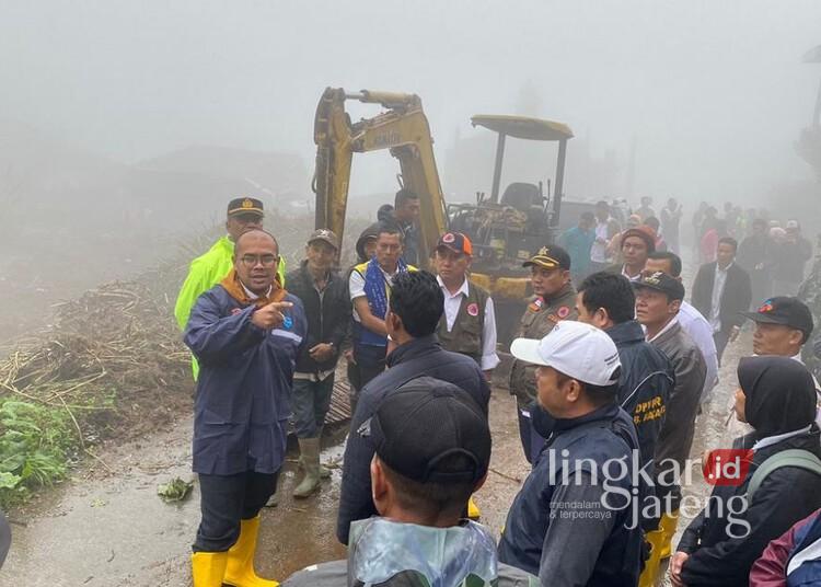 Pemkab Batang Akan Relokasi Warga Terdampak Longsor Pranten 25 Bupati Batang, M. Faiz Kurniawan, saat meninjau lokasi longsor di Dukuh Rejosari, Desa Pranten, Kecamatan Bawang, Kabupaten Batang, Rabu, 28 Januari 2026. (Humas Pemkab Batang/Lingkarjateng.id)