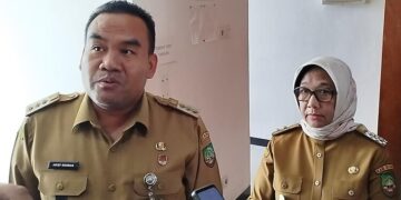 Bupati Arief Rotasi 4 Pejabat Pemkab Blora, Ini Daftar Namanya 10 Bupati Blora Arief Rohman (kiri) memberi keterangan kepada awak media di Kantor BPPKAD Blora, Selasa, 13 Januari 2026. (Eko Wicaksono/Lingkarjateng.id)