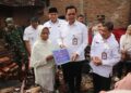 Bupati Jepara, Witiarso Utomo, saat menyerahkan bantuan perbaikan rumah terdampak bencana di Desa Welahan, Kecamatan Welahan, Rabu, 28 Januari 2026. (Tomi Budianto/Lingkarjateng.id)