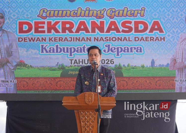 Jepara Kini Punya Gerai Dekranasda, Jadi Wadah Promosi Produk UMKM Lokal 25 Bupati Jepara, Witiarso Utomo, memberikan sambutan dalam peluncuran Gerai Dekranasda Jepara yang berlokasi di Jalan Kartini, Kamis, 29 Januari 2026. (Tomi Budianto/Lingkarjateng.id)