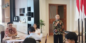 Bupati Kendal, Dyah Kartika Permanasari, dan keluarga berfoto bersama tim Persik Kendal dalam jamuan di Rumah Dinas Bupati Kendal, Jumat, 30 Januari 2026. (Anik Kustiani/Lingkarjateng.id)