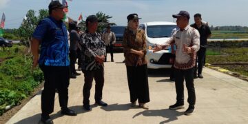 Bupati Kendal, Dyah Kartika Permanasari, saat meninjau hasil pembangunan jalan di Desa Sendang Sikucing, Kecamatan Rowosari, Kabupaten Kendal, Selasa, 6 Januari 2026. (Anik Kustiani/Lingkarjateng.id)