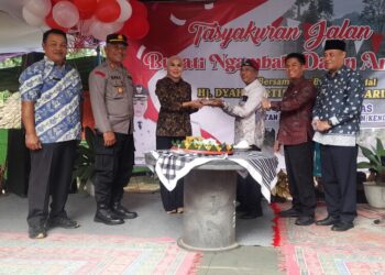 Bupati Kendal Dyah Kartika Permanasari saat menghadiri acara tasyakuran peresmian perbaikan jalan di Desa Getas, Kecamatan Singorojo, Kabupaten Kendal, Selasa, 27 Januari 2026. (Anik Kustiani/Lingkarjateng.id)