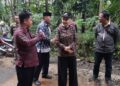 Bupati Kendal Dyah Kartika Permanasari saat meninjau jalan tembus Ngareanak-Sidomakmur, Selasa, 27 Januari 2026. (Anik Kustiani/Lingkarjateng.id)