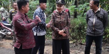 Bupati Kendal Dyah Kartika Permanasari saat meninjau jalan tembus Ngareanak-Sidomakmur, Selasa, 27 Januari 2026. (Anik Kustiani/Lingkarjateng.id)