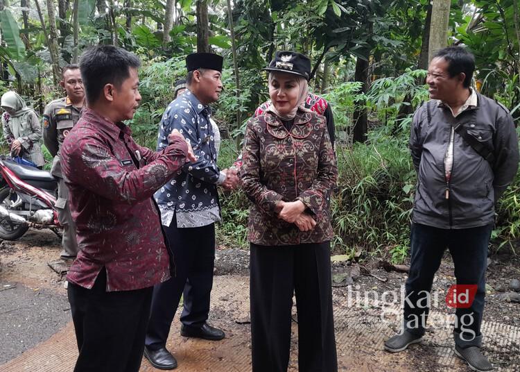 Bupati Kendal Akan Lanjutkan Pembangunan Jalan Tembus Ngareanak-Sidomakmur 25 Bupati Kendal Dyah Kartika Permanasari saat meninjau jalan tembus Ngareanak-Sidomakmur, Selasa, 27 Januari 2026. (Anik Kustiani/Lingkarjateng.id)