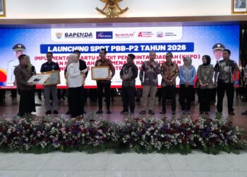 PBB-P2 Kendal Tembus Rp57 Miliar, Bupati Tika Apresiasi Desa Lunas Pajak 28 Bupati Kendal, Dyah Kartika Permanasari, memberi penghargaan kepada para pelaku usaha yang lunas pajak di Pendopo Tumenggung Bahurekso Setda Kendal, Rabu, 21 Januari 2026. (Anik Kustiani/Lingkarjateng.id)