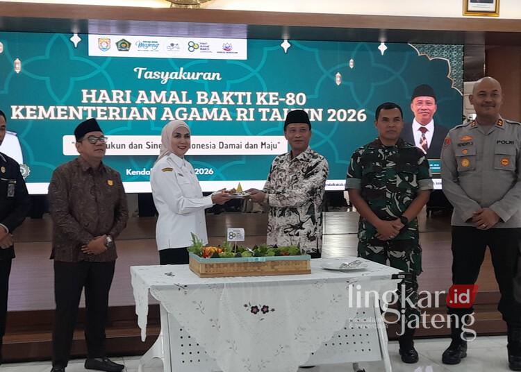 Tasyakuran HAB, Bupati Kendal Apresiasi Peran Kemenag Jaga Kerukunan Umat Beragama 25 Bupati Kendal, Dyah Kartika Permanasari, saat menghadiri Tasyakuran Hari Amal Bakti (HAB) Kementerian Agama RI di Pendopo Tumenggung Bahurekso Setda Kendal, Rabu, 7 Januari 2026. (Anik Kustiani/Lingkarjateng.id)