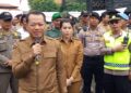 Bupati Kudus, Sam’ani Intakoris, saat mendatangi masa aksi Koalisi Masyarakat Sipil untuk Kudus Bermartabat di Alun-alun Simpang Tujuh Kudus pada Senin, 5 Januari 2026. (Mohammad Fahtur Rohman/Lingkarjateng.id)