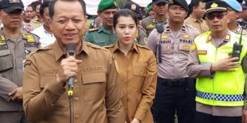 Bupati Kudus, Sam’ani Intakoris, saat mendatangi masa aksi Koalisi Masyarakat Sipil untuk Kudus Bermartabat di Alun-alun Simpang Tujuh Kudus pada Senin, 5 Januari 2026. (Mohammad Fahtur Rohman/Lingkarjateng.id)