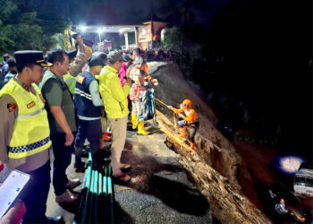 Bupati Kudus, Sam'ani Intakoris, meninjau longsor di dekat portal pintu masuk kawasan Wisata Colo, Kecamatan Dawe, Kabupaten Kudus, Jumat malam, 9 Januari 2026. (Facebook Lintas Kudus/Lingkarjateng.id)