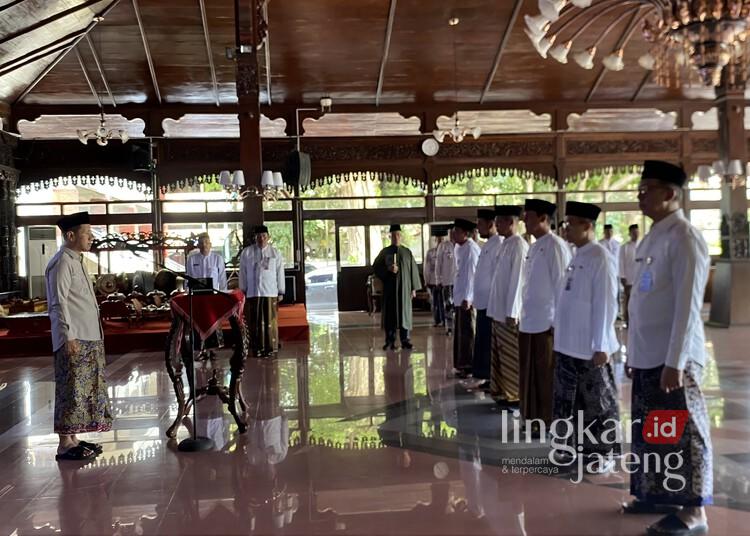 Bupati Kudus Lantik 5 Kepala Dinas Baru, 2 Camat Naik Jabatan 25 Bupati Kudus, Sam'ani Intakoris, saat melantik lima kepala dinas dan satu asisten sekretariat daerah di Pendopo Kabupaten Kudus, Jumat, 30 Januari 2026. (Nisa Hafizhotus S./Lingkarjateng.id)