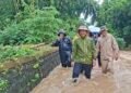 9 Titik Tanggul Sungai Dawe Kudus Jebol, 30 RT Terendam Banjir 28 Bupati Kudus, Sam’ani Intakoris, saat meninjau langsung lokasi tanggul Sungai Dawe yang jebol di Desa Golantepus, Kecamatan Mejobo, Minggu, 18 Januari 2026. (Mohammad Fahtur Rohman/Lingkarjateng.id)