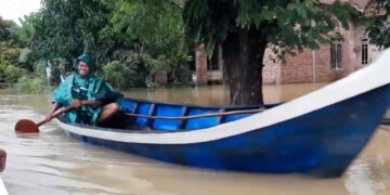 Warga menggunakan perahu sebagai alat mobilitas lantaran banjir melanda di Desa Mintobasuki, Kecamatan Gabus, Kabupaten Pati pada Jumat, 16 Januari 2026. (Lingkarnews Network)