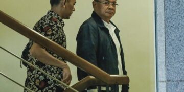 Bupati Pati Sudewo dikawal petugas saat tiba di Gedung Merah Putih KPK, Jakarta, Selasa, 20 Januari 2026. (Antara/Lingkarjateng.id)