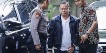 Bupati Pati Sudewo dikawal petugas saat tiba di Gedung Merah Putih KPK, Jakarta, Selasa, 20 Januari 2026. (Antara/Lingkarjateng.id)