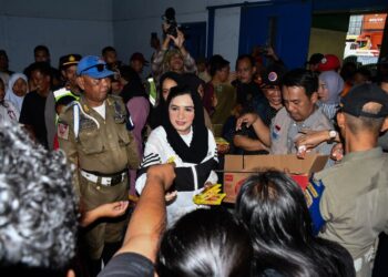 Bupati Pekalongan Fadia Arafiq meninjau sekaligus menyerahkan bantuan logistik kepada warga terdampak banjir di Posko Pengungsian Gedung Kopindo, Kecamatan Wiradesa, Sabtu, 24 Januari 2026. (Fahri Akbar/Lingkarjateng.id)