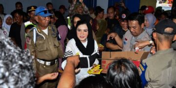 Bupati Pekalongan Pastikan Penuhi Kebutuhan Pengungsi Banjir di Kopindo Wiradesa 11 Bupati Pekalongan Fadia Arafiq meninjau sekaligus menyerahkan bantuan logistik kepada warga terdampak banjir di Posko Pengungsian Gedung Kopindo, Kecamatan Wiradesa, Sabtu, 24 Januari 2026. (Fahri Akbar/Lingkarjateng.id)