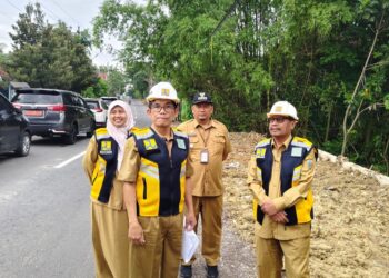 Bupati Rembang Harno (kanan) bersama jajaran meninjau hasil perbaikan Jalan Sulang-Sumber pada Senin, 5 Januari 2026. (Vicky Rio/Lingkarjateng.id)