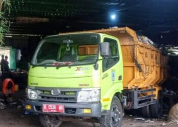 DLH Salatiga Bakal Batasi Pembuangan Sampah ke TPS 29 Truk Dinas Lingkungan Hidup (DLH) Kota Salatiga memuat sampah di TPS3R Bulu, Kelurahan Tegalrejo, Kecamatan Argomulyo, baru-baru ini. (Dokumentasi untuk Lingkarjateng.id)
