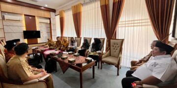 Ketua DPRD Demak, Zayinul Fata, menerima audiensi ari Asosiasi Guru Pendidikan Agama Islam Indonesia (AGPAII) Kabupaten Demak, Selasa, 6 Januari 2026. (M. Burhanuddin Aslam/Lingkarjateng.id)