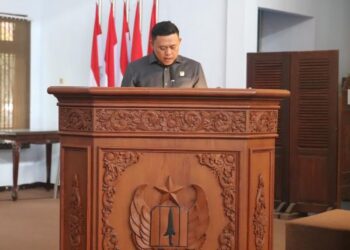 Wakil Ketua DPRD Kabupaten Pekalongan, Ruben R. Prabu Faza, membacakan jawaban DPRD atas pendapat Bupati Pekalongan terkait dua raperda inisiatif dalam rapat paripurna, Rabu, 7 Januari 2026. (Fahri Akbar/Lingkarjateng.id)