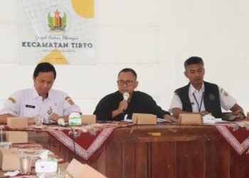 Wakil Ketua DPRD Kabupaten Pekalongan Sumar Rosul memimpin rapat koordinasi percepatan penanganan banjir bersama perangkat daerah dan kepala desa terdampak di Aula Kecamatan Tirto, Kabupaten Pekalongan pada Rabu, 28 Januari 2026. (Fahri Akbar/Lingkarjateng.id)