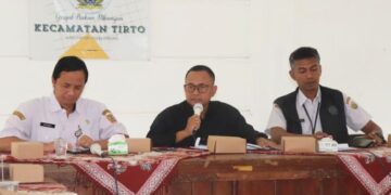 Wakil Ketua DPRD Kabupaten Pekalongan Sumar Rosul memimpin rapat koordinasi percepatan penanganan banjir bersama perangkat daerah dan kepala desa terdampak di Aula Kecamatan Tirto, Kabupaten Pekalongan pada Rabu, 28 Januari 2026. (Fahri Akbar/Lingkarjateng.id)
