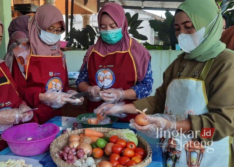 Dana Desa 2026 Turun, Kades di Kudus Harus Sesuaikan APBDes 25 ILUSTRASI: Petugas menyiapkan pemberian makanan tambahan (PMT) melalui program Posyandu yang didanai dari dana desa. (Nisa Hafizhotus Syarifa/Lingkarjateng.id)