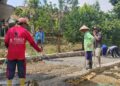 GOTONG ROYONG: Warga Desa Wukirsari, Kecamatan Tambakromo, Kabupaten Pati gotong royong mengecor jalan desa pada Kamis, 8 Januari 2026. (Lingkarnews Network)